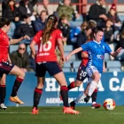 Marta Charle porta una pilota perseguida per diverses jugadores de l’Osasuna durant el partit d’ahir a Tajonar. - DANIEL FERNÁNDEZ