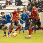 Alpha Bagayoko, exjugador del Lleida, protegint la bimba davant de Luis Silva. - ANIOL MORAL