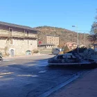 A l’esquerra la furgoneta càmper cremada ahir i, a la dreta, el cotxe incendiat dissabte. - C.  SANS