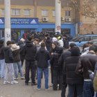 Centenars d'aficionats fan cua per fer-se amb productes 'vintage' de la UE Lleida