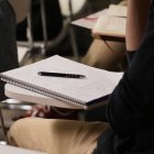 Un alumne estudiant català en una classe del Consorci per a la Normalització Lingüística.