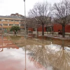 El pati del col·legi Frederic Godàs, completament negat ahir al matí. - JORDI ECHEVARRIA