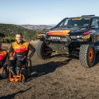 Txema Villalobos i Isidre Esteve, al costat del vehicle per al Dakar. - MEDIAGE.ES