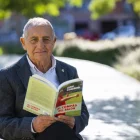 Jordi Gonzalvo, amb el seu llibre ‘Al compás del balón’, que presentarà demà a Lleida. - EDITORIAL BASE