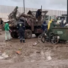 Un grup de persones recull objectes arrossegats per la riuada a la ciutat de Safi. - EFE