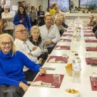 Una trentena de persones van participar en el dinar de prova, ahir al centre de Santa Teresina. - JORDI ECHEVARRIA
