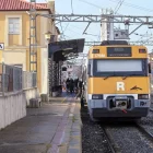 Un tren de la línia de Lleida a Barcelona per Manresa a la parada de Cervera. - SEGRE