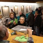La votació celebrada a Miralcamp va omplir d’assistents la sala de plens. - J. GÓMEZ