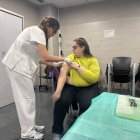 Una usuaria del CAP de Rambla Ferran vacunándose de la gripe.