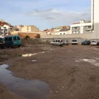 Gran part del solar està encerclat de tanques i només es pot aparcar al descampat contigu, en mal  estat. - JORDI ECHEVARRIA