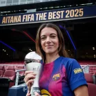 Aitana Bonmatí, amb el trofeu del The Best al Camp Nou. - FC BARCELONA