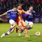 Lamine Yamal lluita amb dos jugadors del Guadalajara durant el partit. - EFE