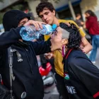 Una manifestant afectada pel gas pebre. - ACN