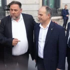 El líder d’ERC, Oriol Junqueras, amb el secretari general de Junts, Jordi Turull. - EUROPA PRESS