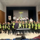 La coral, acompanyada per l’alcalde, Melcior Claramunt, i estudiants que van participar en el concert. - A.MIRALCAMP