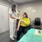 Una usuària del CAP Rambla Ferran vacunant-se de la grip. - MARC CARBONELL