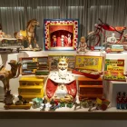 Joguets històrics de Lo Baratillo, a l’aparador del Casino. - JORDI ECHEVARRIA