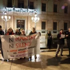 Protesta davant de la subdelegació. Representants del moviment feminista van participar ahir en una protesta davant de la subdelegació del Govern espanyol a Lleida pel nomenament (revocat una setmana després) d’Antonio José Royo Subías com a comissari del Cos Nacional de Policia. - AMADO FORROLLA