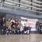 Els docents de l'Institut Joan Solà de Torrefarrera es concentren davant del centre.