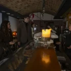 Una cafeteria de General Brito va haver de posar espelmes a l’estar sense electricitat. - JORDI ECHEVARRIA