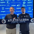 Xavi Bartolo i Carlos Cobo, durant la presentació del lateral. - ATLÈTIC LLEIDA