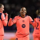 Vicky López celebra el gol que va anotar ahir davant del París. - EFE