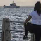 Un vaixell de guerra veneçolà, ahir a Maracaibo. - EFE/ HENRY CHIRINOS