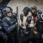 Tensió entre els Mossos d’Esquadra i els ocupants de l’institut B9 durant el desallotjament. - ACN