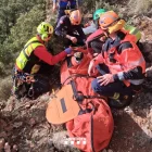 L’escalador en el moment de ser rescatat. - BOMBERS