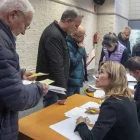 Un moment de la votació a Bellpuig ahir a la tarda. - LAIA PEDRÓS