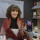 Una comerciant del mercat de Nadal de la plaça Catedral mostra l’aplicació DragAlert. - JORDI ECHEVARRIA