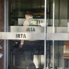 Un agent de la Guàrdia Civil a l'interior del Cresa