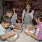 Alumnes de l’escola de Guimerà van estrenar ahir el taller ‘L’arbre dels desitjos’ de Mònica Prats. - LAIA PEDRÓS