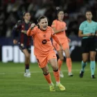 La davantera barcelonista Claudia Pina celebra un gol. - BIEL ALIÑO/EFE