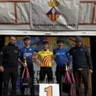 Dídac Reyes, al centre del podi del Català de ciclocròs, i a la dreta, Pau Roca, vencedor a la prova de pista.