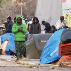 Alguns dels desallotjats van instal·lar tendes de campanya davant de l’antic institut B9. - ACN