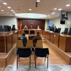 L’acusat va ser assistit per una intèrpret, a la foto. - A. GUERRERO