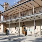 Representants de les col·lectivitats del canal d'Urgell surten de l'edifici després de la junta de govern que s'ha celebrat a la casa Canal de Mollerussa.