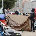 Els antics ocupants del B9 de Badalona recullen les tendes de la plaça. - ACN
