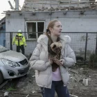 Una dona i el seu gos al lloc d’un atac rus contra un edifici a Zaporíjia, Ucraïna. - EFE/EPA/OLEG MOVCHANIUK