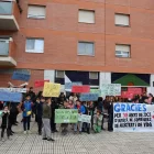 Un centenar de nens i els seus familiars es van manifestar ahir contra el tancament de la ludoteca. - AMADO FORROLLA