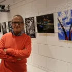 Lleonard Delshams, ahir al costat d’algunes de les seues fotos al Col·legi de Periodistes, que podran visitar-se del 7 de gener al 31 de març. - LLEONARD DELSHAMS