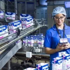 Una treballadora a les instal·lacions de la companyia Lactalis. - EUROPA PRESS