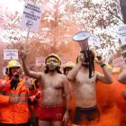 Mobilització davant de la conselleria d’Interior d’un centenar de persones. - LAURA FÍGULS/ACN