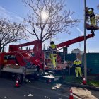 Operaris canviant l'enllumenat.