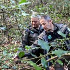 Dos agents rurals analitzant una finca a Vidreres