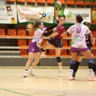 Una jugadora del Lleida Handbol pressionada per una rival del Còrdova. - AMADO FORROLLA