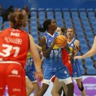 Mya Hollingshed intenta avançar cap a cistella davant de Garfella. - ÀREA 11