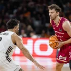 Zoriks prova d’encarar Facundo Campazzo, en una acció del partit. - JAVI ENJUANES