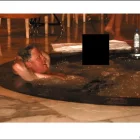 Imatge de Bill Clinton en un jacuzzi, al costat d’una jove. - DEPARTAMENT DE JUSTÍCIA D’EUA